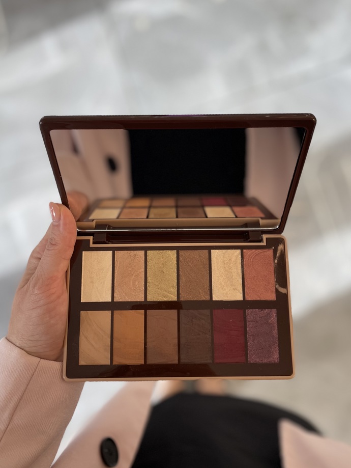 Paletka očních stínů, Lancôme x Sheika Daley - Idôle Café Crush. Pořídíte v Lancôme Beauty Institute, kde platí sleva 20 % na vše + k nákupu nad 2750 Kč dárky v hodnotě 5000 Kč –taštička a 7 miniatur.
