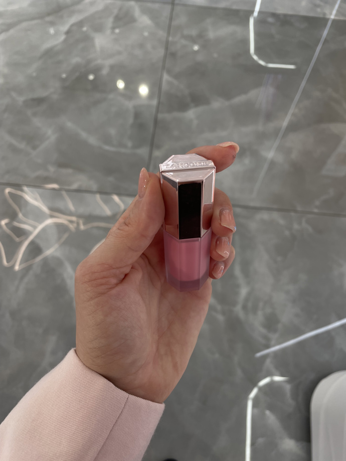 Tvářenka, Lancôme - Idôle Juicy Blush. Pořídíte v Lancôme Beauty Institute, kde platí sleva 20 % na vše + k nákupu nad 2750 Kč dárky v hodnotě 5000 Kč –taštička a 7 miniatur.
