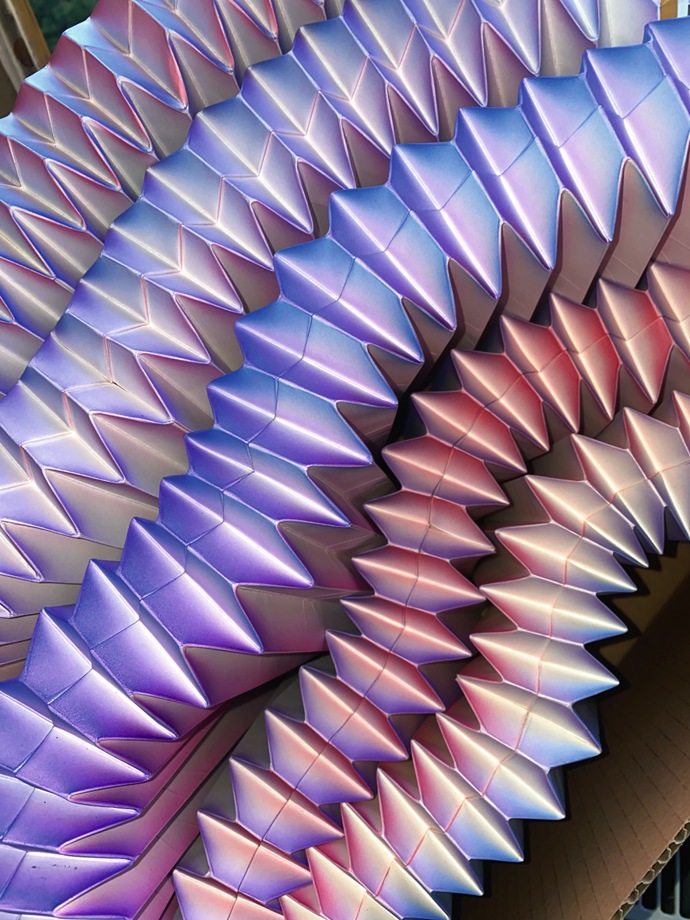 Měla z ní být designérka skla, místo toho si zvolila jako obživu práci s papírem, ze kterého vytváří svíticí 3D objekty. Tím ale zdaleka nekončí. Své hranice Michaela Doležalová alias Jasna posouvá až k samému prvopočátku – k výrobě vlastního ručního papíru. Marianne Bydlení prozradila, proč si vybrala jako materiál právě papír a jak náročná byla její cesta k úspěchu.
Měla z ní být designérka skla, místo toho si zvolila jako obživu práci s papírem, ze kterého vytváří svíticí 3D objekty. Tím ale zdaleka nekončí. Své hranice Michaela Doležalová alias Jasna posouvá až k samému prvopočátku – k výrobě vlastního ručního papíru. Marianne Bydlení prozradila, proč si vybrala jako materiál právě papír a jak náročná byla její cesta k úspěchu.