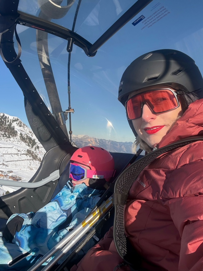 Hochzillertal má podle snow-online.com přibližně 58 slunečných dní za zimní sezonu a to je více než průměr rakouských ski areálů (54 dní). My si azuro užili celý víkend.
