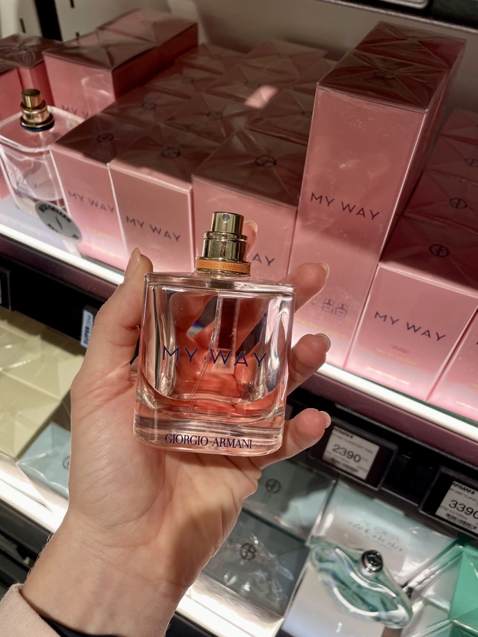 Parfém, Armani - My Way Ylang. Pořídíte v prodejnách Sephora, kde platí, že k nákupu vůně značky Armani (50 ml a více) – kosmetická taštička.
