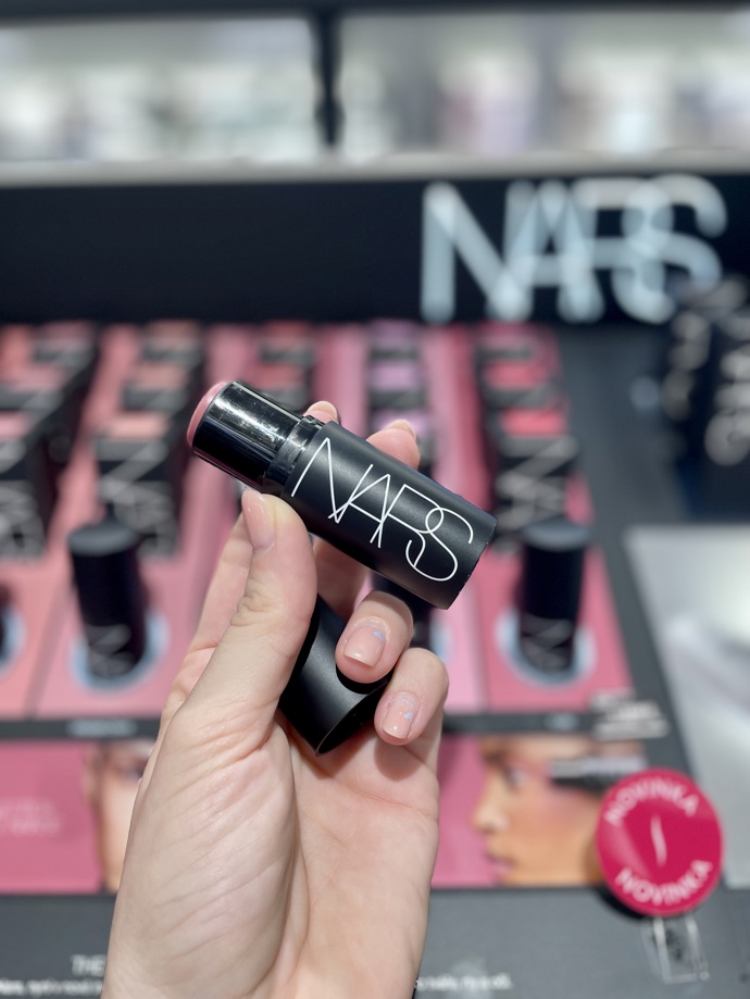 Tvářenka, Nars - The Multiple. Pořídíte v prodejnách Sephora, kde platí, že k nákupu 2 produktů Nars v plné velikosti – kosmetická taštička s miniaturou bronzujícího pudru v odstínu Laguna.
