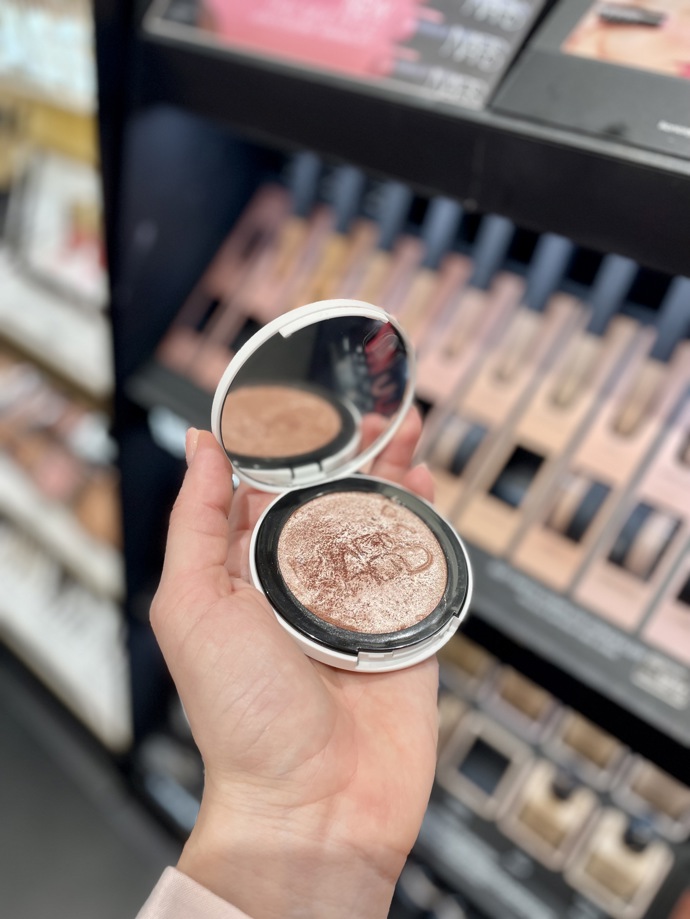 Rozjasňovač, Nars - Light Reflecting Powder Luminizer. Pořídíte v prodejnách Sephora, kde platí, že k nákupu 2 produktů Nars v plné velikosti – kosmetická taštička s miniaturou bronzujícího pudru v odstínu Laguna.
