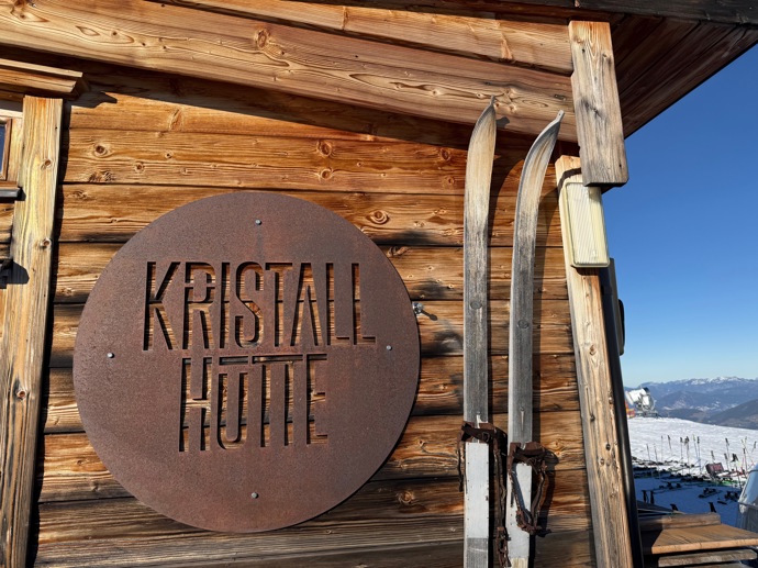 Kristallhütte je tradiční alpská chata s doslova dechberoucím výhledem.
