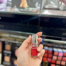 Lesk na rty, Yves Saint Laurent - Loveshine Plumping Lip Oil Gloss. Pořídíte v prodejnách Douglas, kde platí sleva 25 % na značku Lancôme.
Lesk na rty, Yves Saint Laurent - Loveshine Plumping Lip Oil Gloss. Pořídíte v prodejnách Douglas, kde platí sleva 25 % na značku Lancôme.