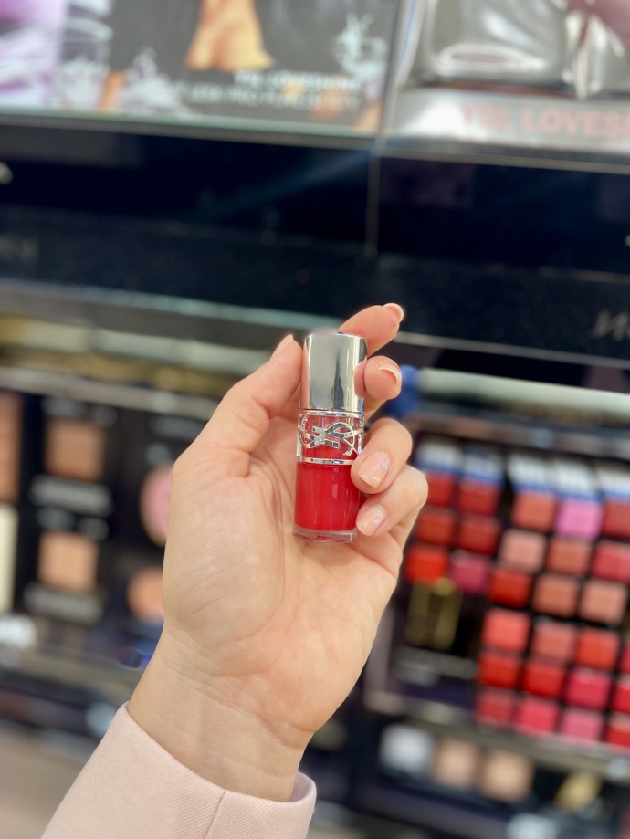 Lesk na rty, Yves Saint Laurent - Loveshine Plumping Lip Oil Gloss. Pořídíte v prodejnách Douglas, kde platí sleva 25 % na značku Lancôme.
