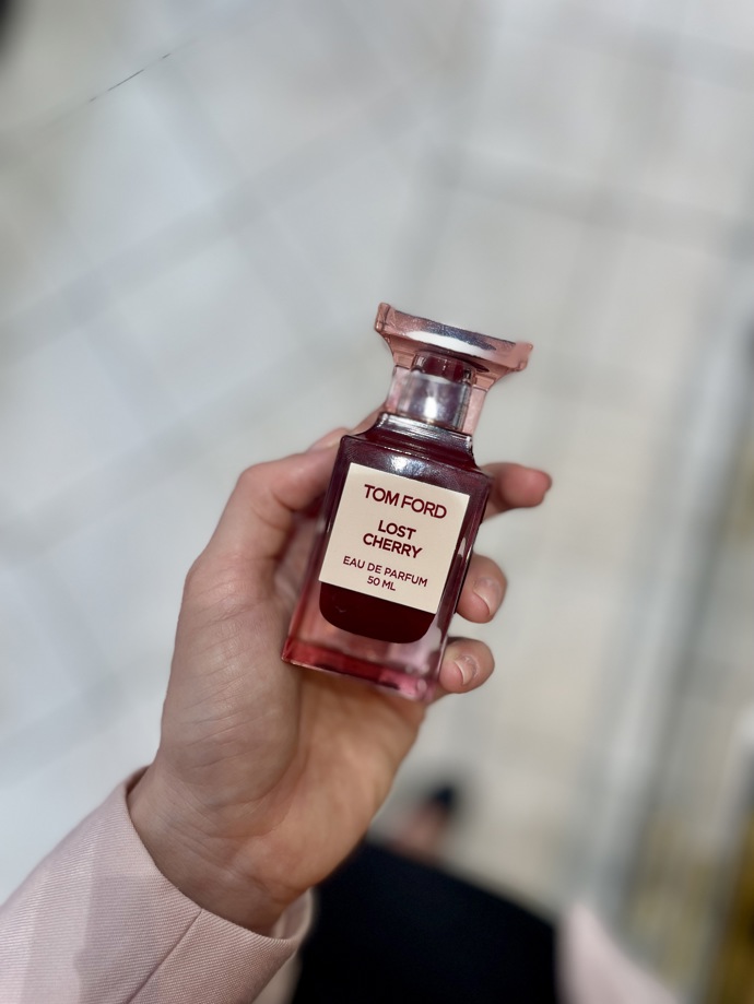Parfém, Tom Ford - Lost Cherry. Pořídíte v prodejnách Sephora, kde k nákupu vůně značky Tom Ford v min. velikosti 50 ml dostanete dárek Ombre Leather Deluxe (4 ml).
