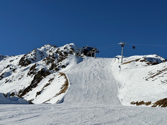 Moderní restaurace Albergo leží pod vrcholem Wetterkreuz ve 2.417 m nad mořem.
