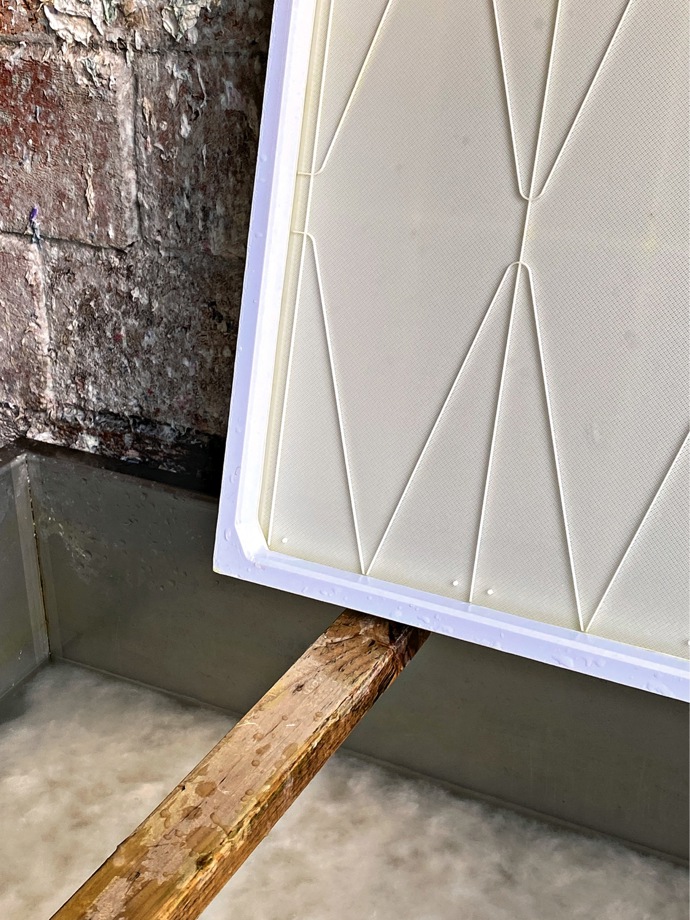 Měla z ní být designérka skla, místo toho si zvolila jako obživu práci s papírem, ze kterého vytváří svíticí 3D objekty. Tím ale zdaleka nekončí. Své hranice Michaela Doležalová alias Jasna posouvá až k samému prvopočátku – k výrobě vlastního ručního papíru. Marianne Bydlení prozradila, proč si vybrala jako materiál právě papír a jak náročná byla její cesta k úspěchu.
Měla z ní být designérka skla, místo toho si zvolila jako obživu práci s papírem, ze kterého vytváří svíticí 3D objekty. Tím ale zdaleka nekončí. Své hranice Michaela Doležalová alias Jasna posouvá až k samému prvopočátku – k výrobě vlastního ručního papíru. Marianne Bydlení prozradila, proč si vybrala jako materiál právě papír a jak náročná byla její cesta k úspěchu.