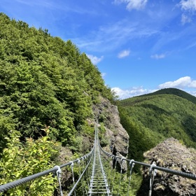 Visutý most dlouhý 80 metrů v areálu Via ferrata Skalka
Visutý most dlouhý 80 metrů v areálu Via ferrata Skalka