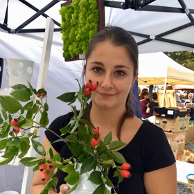 Designérka Lucie Tomis Volková alias Luckavo nemá ráda lapače prachu, její porcelán je funkční a jednoduchý, přesto odkazuje k tradičnímu nádobí, jako je třeba stará dobrá bandaska nebo hrnek plecháček.
