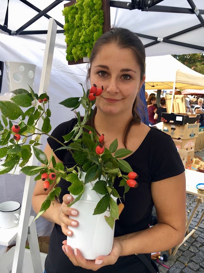 Designérka Lucie Tomis Volková alias Luckavo nemá ráda lapače prachu, její porcelán je funkční a jednoduchý, přesto odkazuje k tradičnímu nádobí, jako je třeba stará dobrá bandaska nebo hrnek plecháček.
