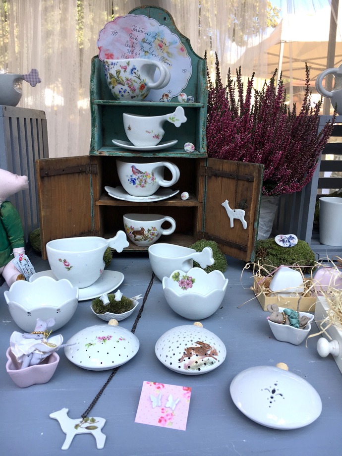 Designérka Kateřina Jiroutová je romantická duše. Dělá krásné porcelánové brože a náušnice a originální hrnky s lesními motivy. Více na Katydesign.cz
