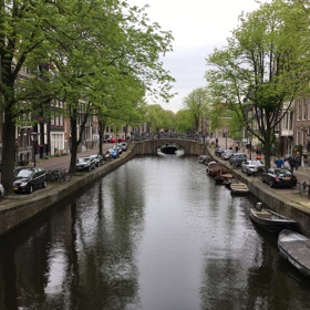 Plavba po amsterdamských kanálech
Už v 17. století byly vykopány tři hlavní kanály – Herengracht, Prinsengracht a Keizersgracht, podél nichž se nachází půldruhého tisíce významných budov a památek.
Plavba po amsterdamských kanálech
Už v 17. století byly vykopány tři hlavní kanály – Herengracht, Prinsengracht a Keizersgracht, podél nichž se nachází půldruhého tisíce významných budov a památek.
