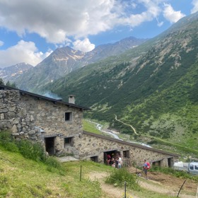 Rodinná farma Alpe Mine, kde smíte nakouknout do chléva a zkusit podojit krávu.
Rodinná farma Alpe Mine, kde smíte nakouknout do chléva a zkusit podojit krávu.