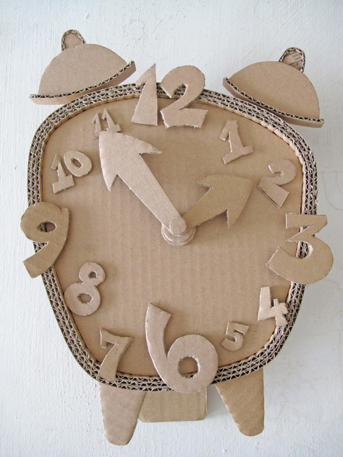 Učíte se s dětmi hodiny? Vyrobte si stylovou učební pomůcku s ručičkami, které jdou přetáčet. Foto: Cardboard-crafts.blogspot.com
