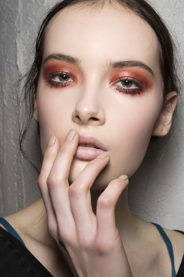 Beauty trendy z přehlídek: Vínová pohádka o probdělé noci