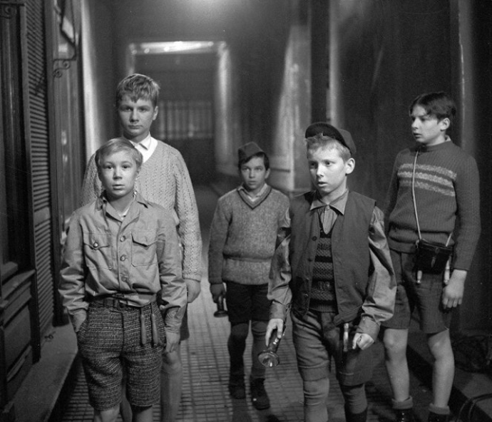Všichni z Rychlých šípů – vzadu je Roman Skamene, který hrál Červenáčka
Všichni z Rychlých šípů – vzadu je Roman Skamene, který hrál Červenáčka