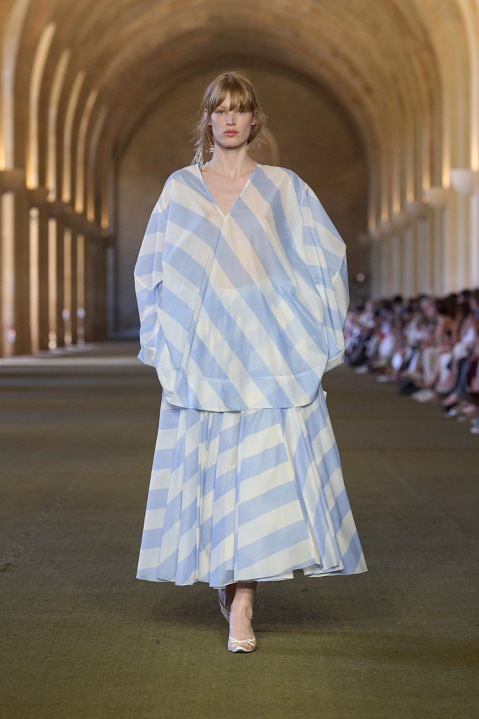 Ledově modrá v podání Jacquemus
Ledově modrá v podání Jacquemus