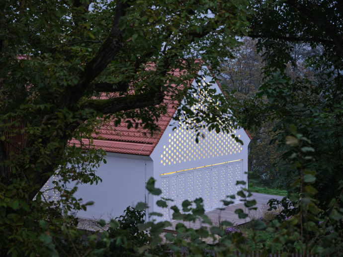 Některé domy fungují jen jako kulisa pro život. Jiné ho dokážou zpomalit. House Oskar patří spíš do druhé kategorie.
