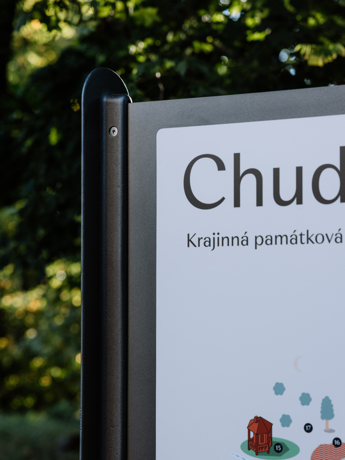 Součástí projektu byla i grafická a ilustrační podoba směrovníků a informačních tabulí. Jejich realizaci měl na starost ilustrátor a autor mapy Václav Havlíček a grafické studio Bušek+Dienstbier.

