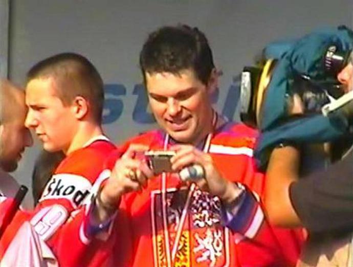 Jaromír Jágr si fotí fanoušky na Staroměstském náměstí
Jaromír Jágr si fotí fanoušky na Staroměstském náměstí