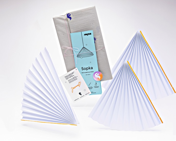 Měla z ní být designérka skla, místo toho si zvolila jako obživu práci s papírem, ze kterého vytváří svíticí 3D objekty. Tím ale zdaleka nekončí. Své hranice Michaela Doležalová alias Jasna posouvá až k samému prvopočátku – k výrobě vlastního ručního papíru. Marianne Bydlení prozradila, proč si vybrala jako materiál právě papír a jak náročná byla její cesta k úspěchu.
Měla z ní být designérka skla, místo toho si zvolila jako obživu práci s papírem, ze kterého vytváří svíticí 3D objekty. Tím ale zdaleka nekončí. Své hranice Michaela Doležalová alias Jasna posouvá až k samému prvopočátku – k výrobě vlastního ručního papíru. Marianne Bydlení prozradila, proč si vybrala jako materiál právě papír a jak náročná byla její cesta k úspěchu.