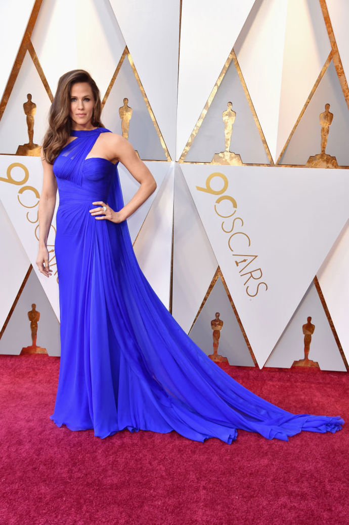 Jennifer Garner v šatech od Atelier Versace a špercích Piaget

