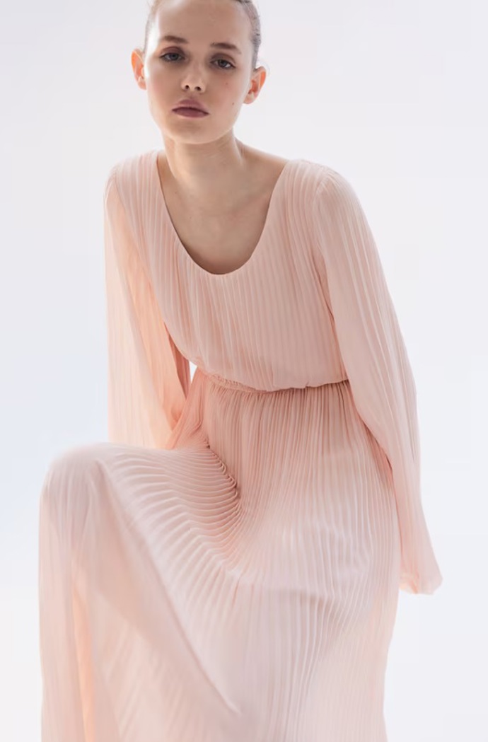 Plisované šifonové šaty, H&M, 1 199 Kč
