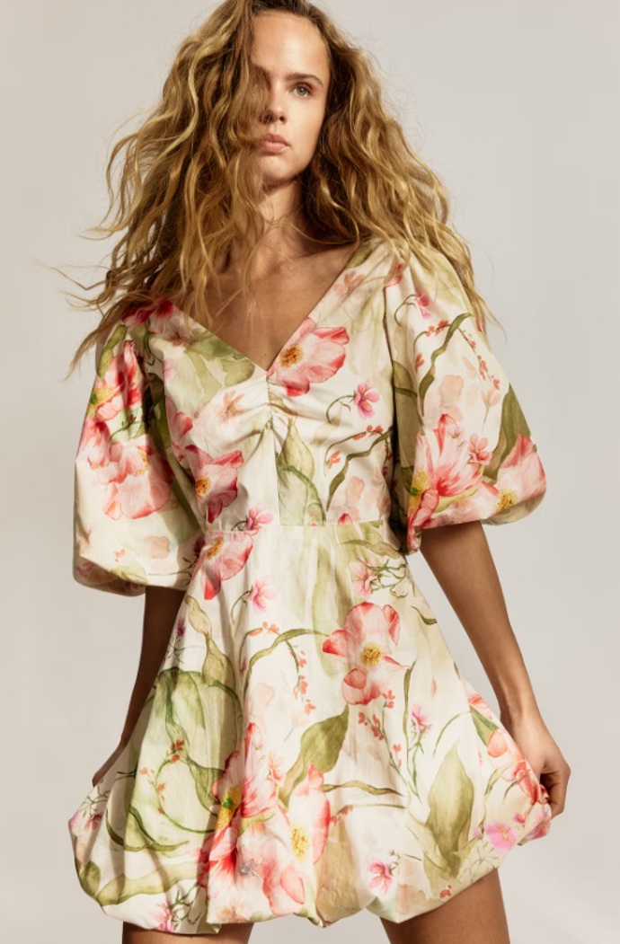 Načechrané šaty se zadní vázačkou, H&M, 959 Kč

