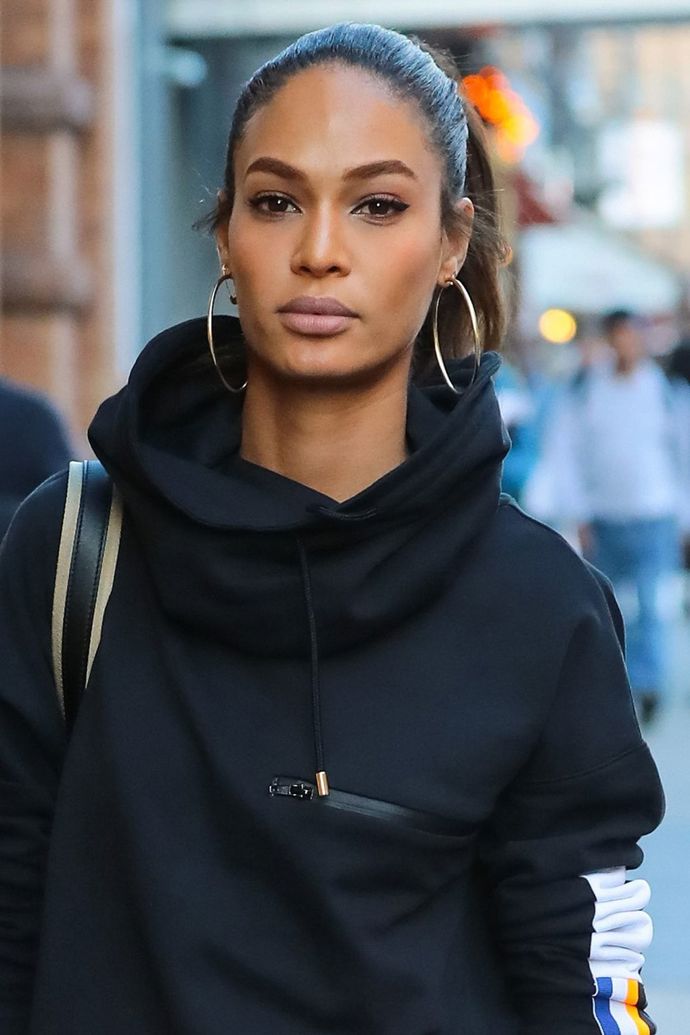Modelka Joan Small zůstává v ulicích New Yorku věrná uhlazené klasice
