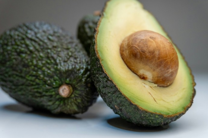 Podpořte mozek avokádem. Antioxidant vitamín E obsažený v avokádu může být prevencí před Alzheimerovou chorobou i pomalým poklesem paměti a myšlení. Vitamín E může pomáhat proti poškozování buněk způsobeným znečištěným prostředím a slunečním zářením, oddálit onemocnění srdce a snižovat oxidaci LDL cholesterolu, který přispívá k zužování tepen a ateroskleróze.
