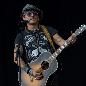 Johnny Depp chtěl být nejdříve rockovou hvězdou, což se mu v podstatě splnilo. Jako bonus se stal i jedním z nejznámějších herců na světě. Zdá se, že fakt, že nemá školu v cestě jeho úspěchu rozhodně nestojí.
Johnny Depp chtěl být nejdříve rockovou hvězdou, což se mu v podstatě splnilo. Jako bonus se stal i jedním z nejznámějších herců na světě. Zdá se, že fakt, že nemá školu v cestě jeho úspěchu rozhodně nestojí.