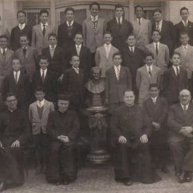 Mladý Bergoglio ve školním roce salesiánu 1948–1949 (třetí řada, čtvrtý zleva)
Mladý Bergoglio ve školním roce salesiánu 1948–1949 (třetí řada, čtvrtý zleva)