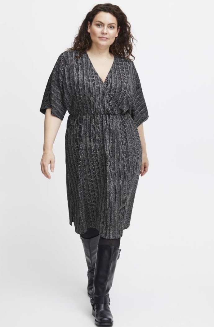 Zavinovací plus size šaty s jemným svislým pruhem, Fransa, 1 710 Kč
