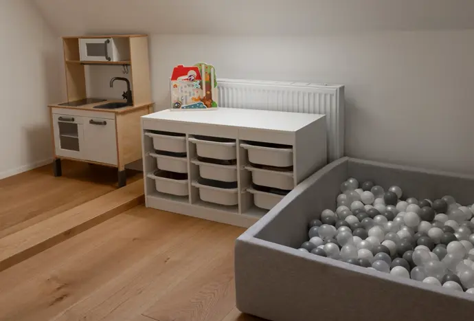 Dětská hernička je vybavená kuchyňkou a bazénkem s kuličkami.
