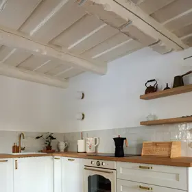 Hostům je k dispozici plně vybavená kuchyň, ale jídlo si mohou i objednat.
Hostům je k dispozici plně vybavená kuchyň, ale jídlo si mohou i objednat.
