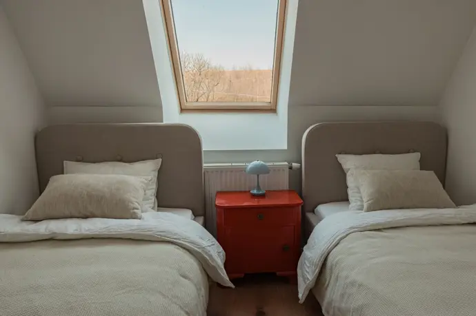 Jedna z dvojmístných ložnic v podkroví má oddělené postele.

