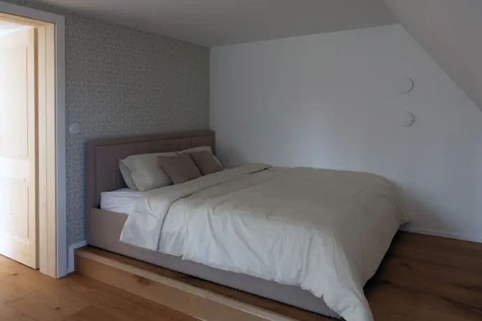Každá ložnice má jinou tapetu i své specifické barvy a vybavení.

