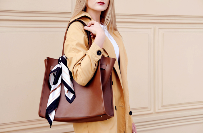 Elegantní usedlejší outfit s velkou kabelou přes rameno
