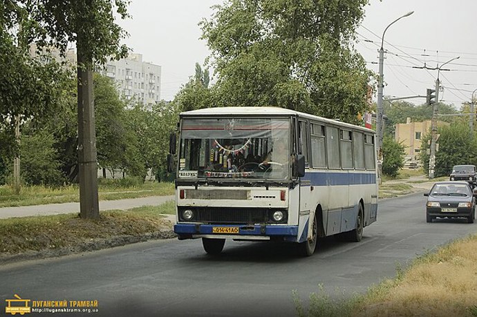 Autobus, který naučil celé generace, že výlety se dělají ve stylu „plný kufr a hlasitá hudba“. Robustní pracant, co zvládal děcka, fabriky i hory.
