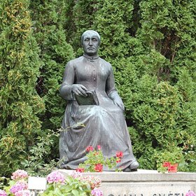 Talent Karoliny Světlé byl vnímán spíš jako problém než dar, který bylo potřeba potlačit. Přesto si našla vlastní cestu ke vzdělání a psaní, i když to znamenalo jít proti rodině.
