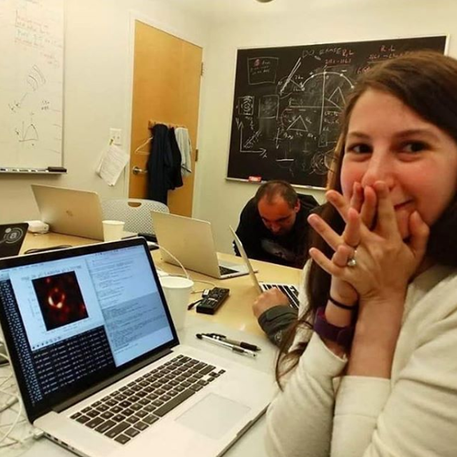 Za pořízením snímku černé díry stojí žena! Seznamte se s Katie Boumanovou
