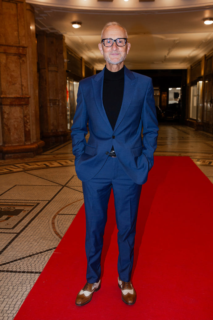 Herec se umí hodit do gala
