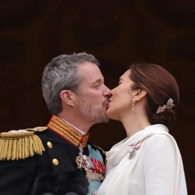 Bílá je také určena pro zvláštní příležitosti. Posledním důležitým detailem těchto slavnostních šatů je brož, na které je vyobrazena královna Markéta II. obklopená perlami a diamanty. Neexistuje asi lepší způsob, jak vzdát hold předešlé panovnici.
