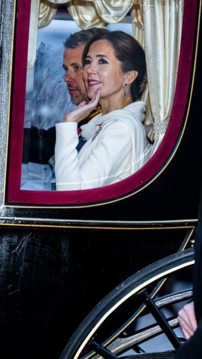 Mary byla vždy známá svým elegantním stylem a šaty, které oblékla na korunovaci byly podle australské Vogue andělské a nechyběly jim významné detaily.
Mary byla vždy známá svým elegantním stylem a šaty, které oblékla na korunovaci byly podle australské Vogue andělské a nechyběly jim významné detaily.