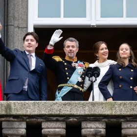 Jednobarevné šaty přesně odpovídají stylu nové dánské královny. Když se na ně podíváte pozorněji, uvědomíte si, že má na sobě barvy dánské vlajky: bílou a červenou. Zatímco první barva je jasně patrná už ze samotných šatů, druhá se skrývá na špercích z dánské rubínové soupravy, tedy zmiňované brože a náušnic. 
