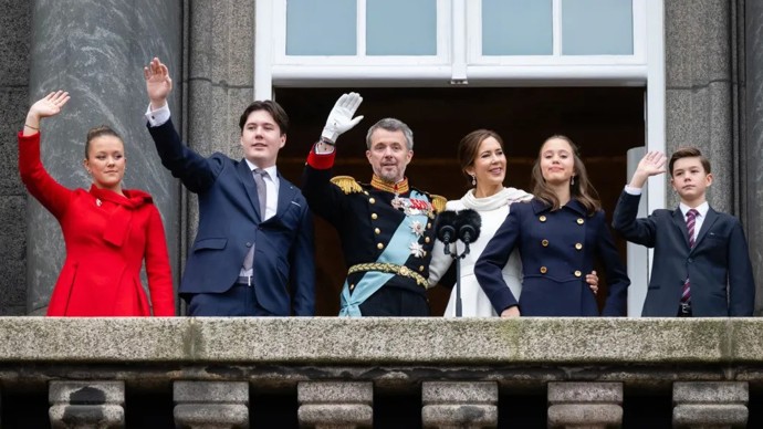 Jednobarevné šaty přesně odpovídají stylu nové dánské královny. Když se na ně podíváte pozorněji, uvědomíte si, že má na sobě barvy dánské vlajky: bílou a červenou. Zatímco první barva je jasně patrná už ze samotných šatů, druhá se skrývá na špercích z dánské rubínové soupravy, tedy zmiňované brože a náušnic.
Jednobarevné šaty přesně odpovídají stylu nové dánské královny. Když se na ně podíváte pozorněji, uvědomíte si, že má na sobě barvy dánské vlajky: bílou a červenou. Zatímco první barva je jasně patrná už ze samotných šatů, druhá se skrývá na špercích z dánské rubínové soupravy, tedy zmiňované brože a náušnic.
