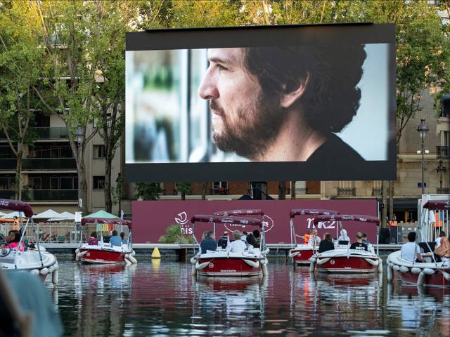 Odzvonilo klasickému biografu? V Paříži uspělo kino na vodě Odzvonilo klasickému biografu? V Paříži uspělo kino na vodě