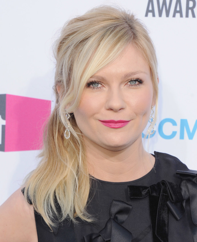 Kirsten Dunst ví, že s culíkům na stranu se nejlépe hodí visací náušnice
